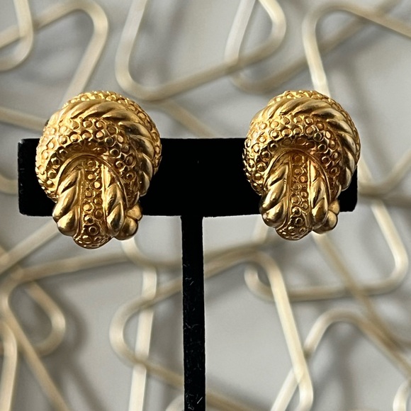 Elegant Gold-Tone Earrings - Picture 1 of 1
